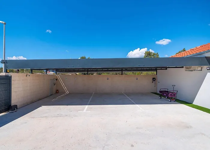 Nyaraló Feriatum Lissa Zára